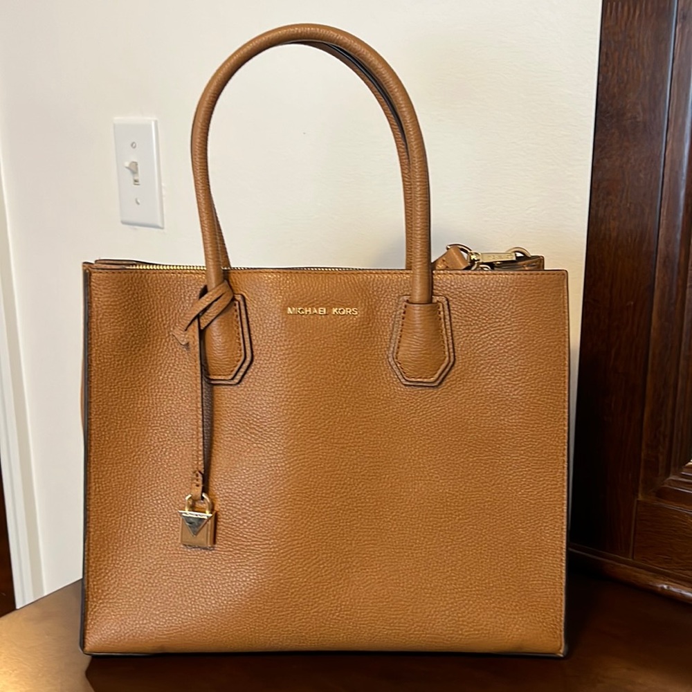MICHAEL KORS PEBBLE LEATHER LARGE MERCER HANDBAG.